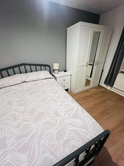 Immaculate 2 Bed Flat With Free Parking! Apartment Watford  Exterior photo