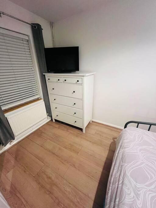 Immaculate 2 Bed Flat With Free Parking! Apartment Watford  Exterior photo