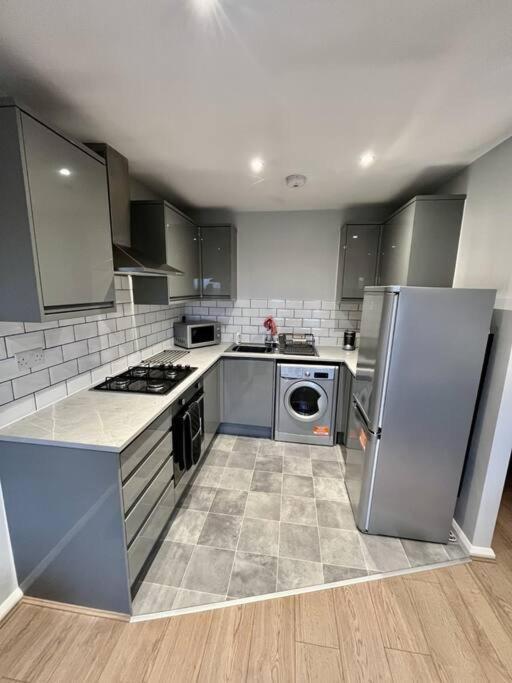 Immaculate 2 Bed Flat With Free Parking! Apartment Watford  Exterior photo