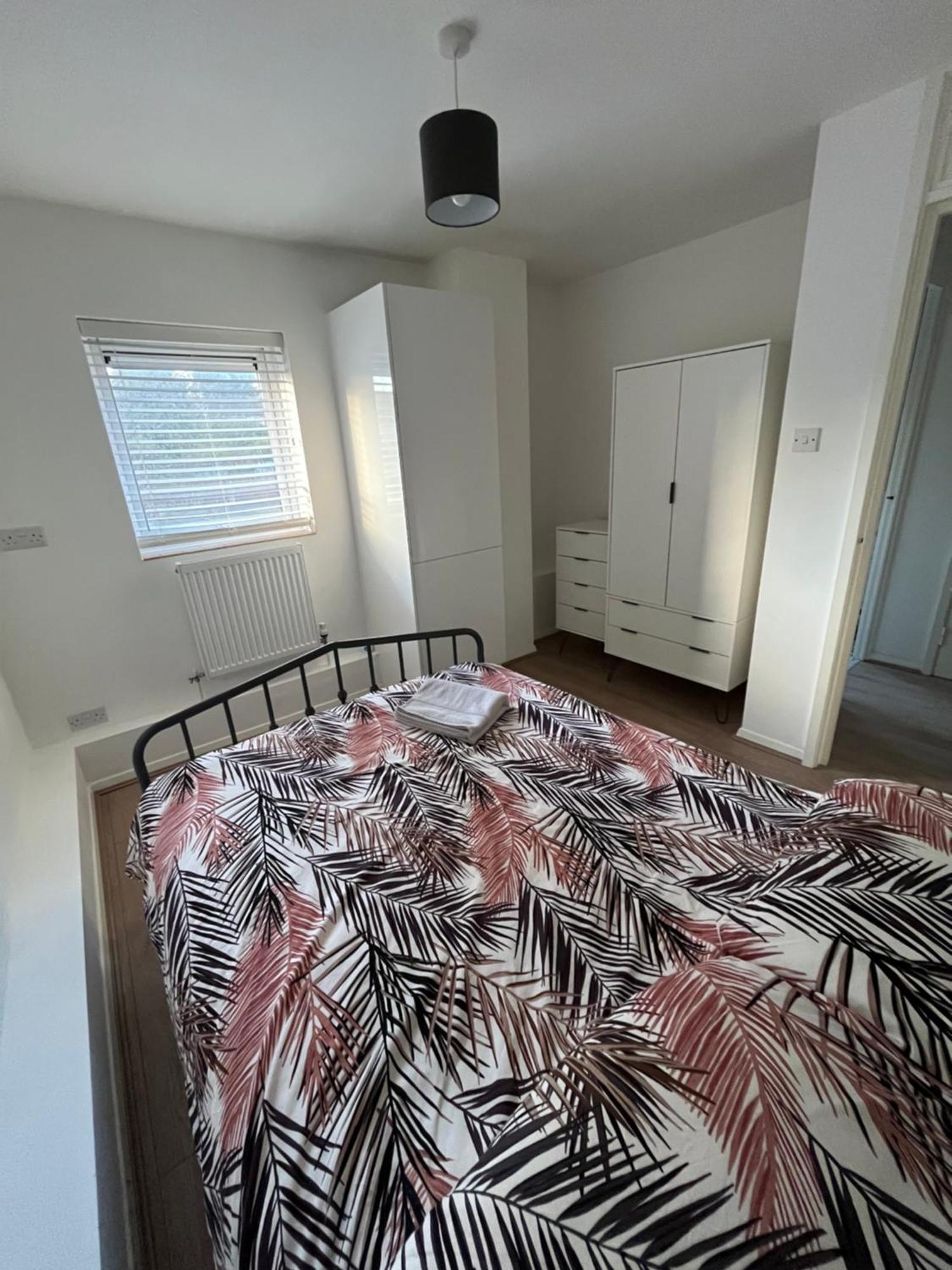 Immaculate 2 Bed Flat With Free Parking! Apartment Watford  Exterior photo